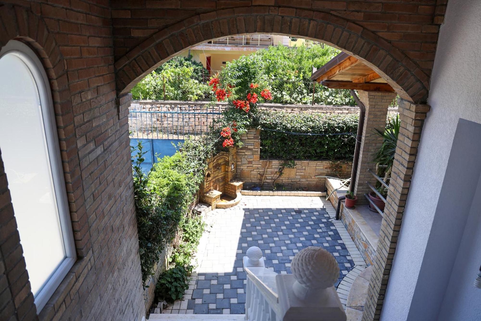 Villa Lejzo - Swimming Pool เบราท ภายนอก รูปภาพ