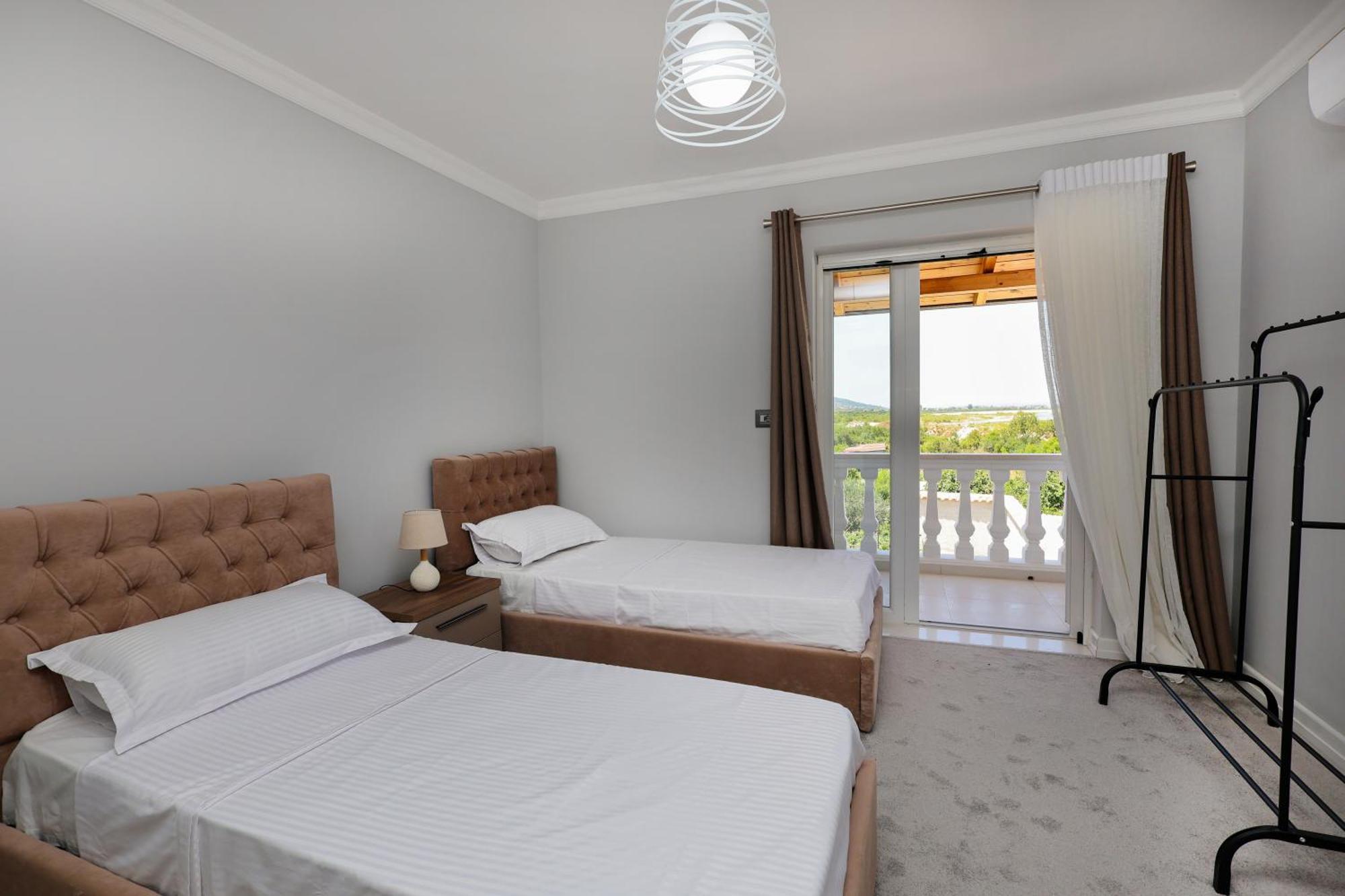 Villa Lejzo - Swimming Pool เบราท ภายนอก รูปภาพ