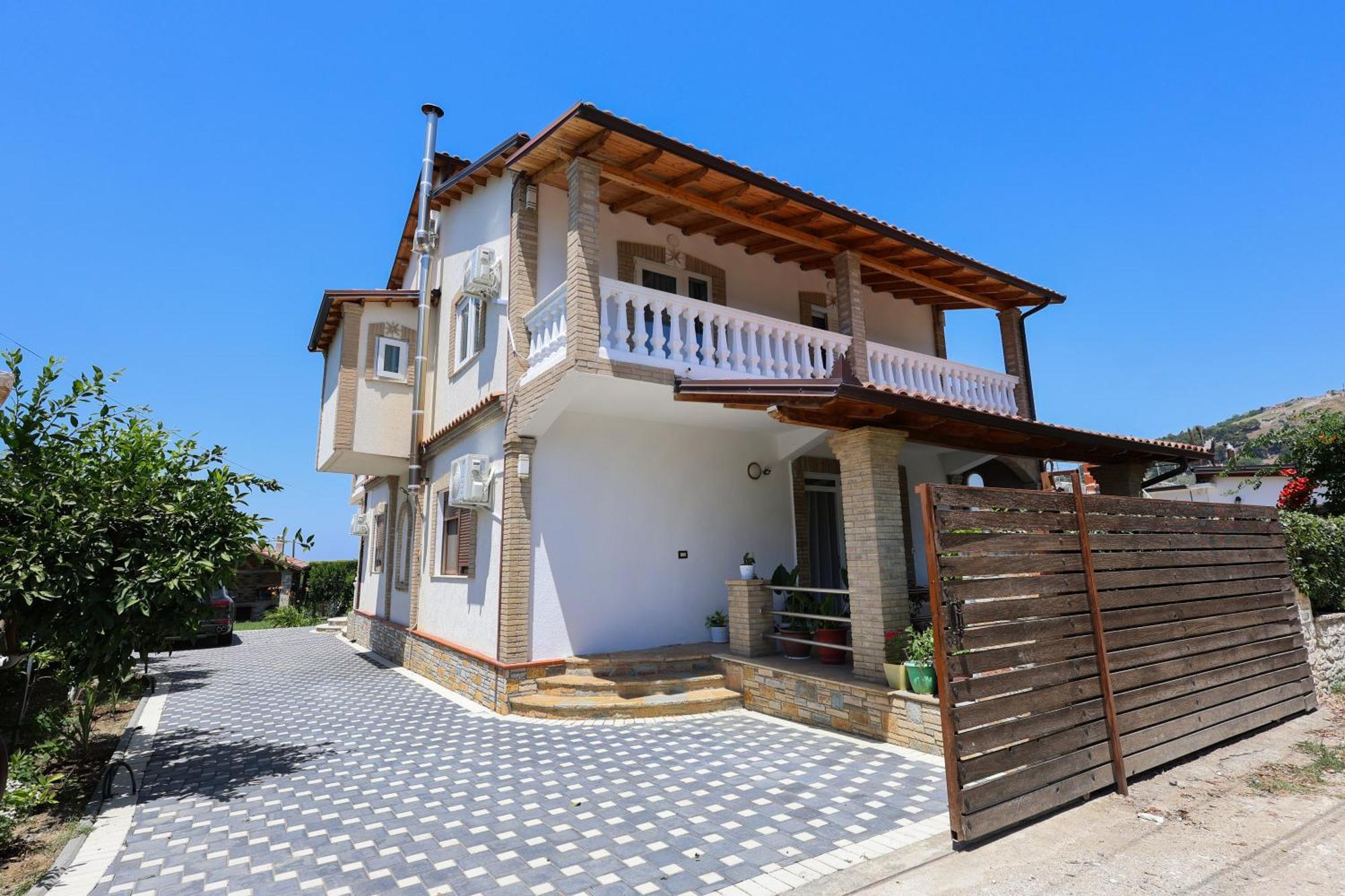Villa Lejzo - Swimming Pool เบราท ภายนอก รูปภาพ